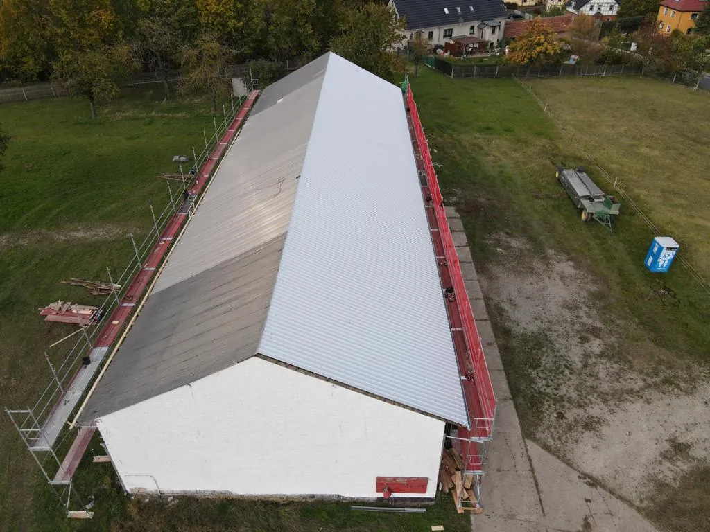 Halle · neues Trapezblechdach